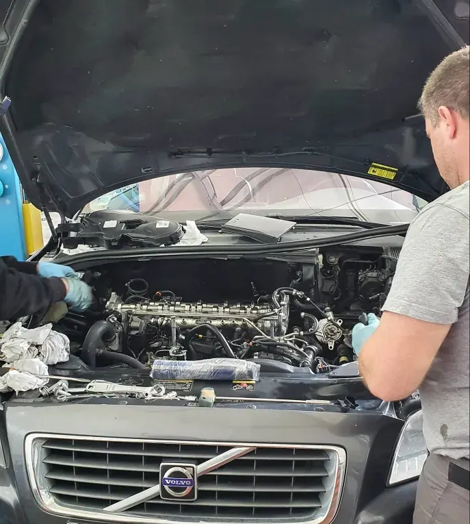 Serviser radi na motoru Volva sa podignutom haubom